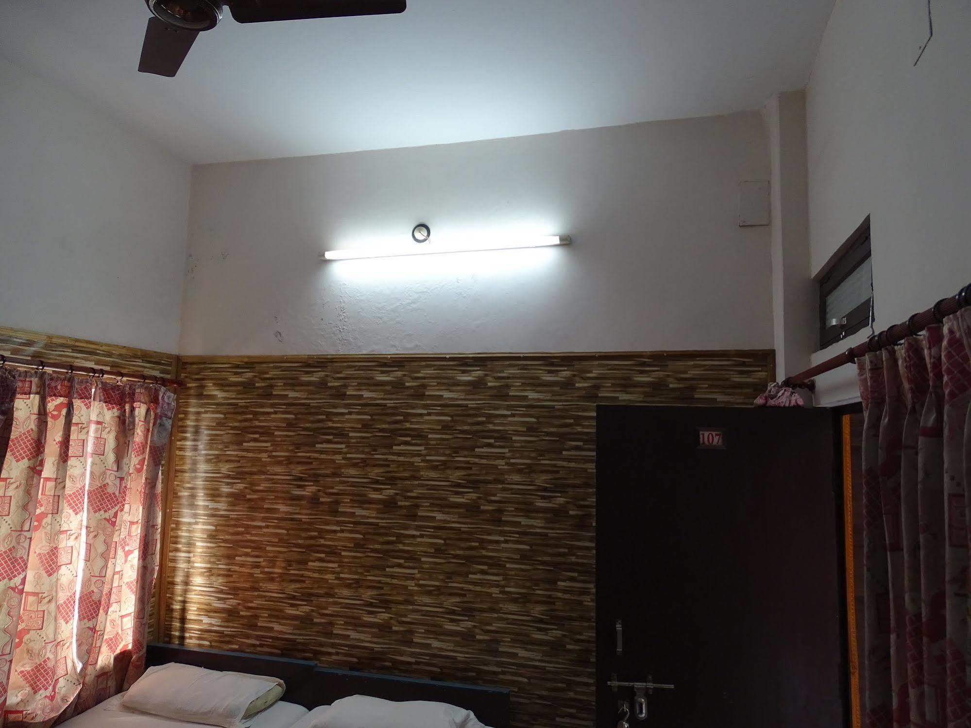 Teerth Guest House Varanasi Bagian luar foto